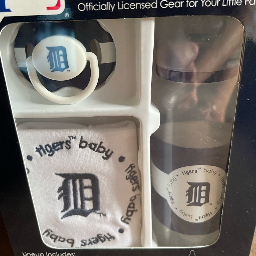 Starting line up Detroit Tigers Bib, Pacifier and Bottle set